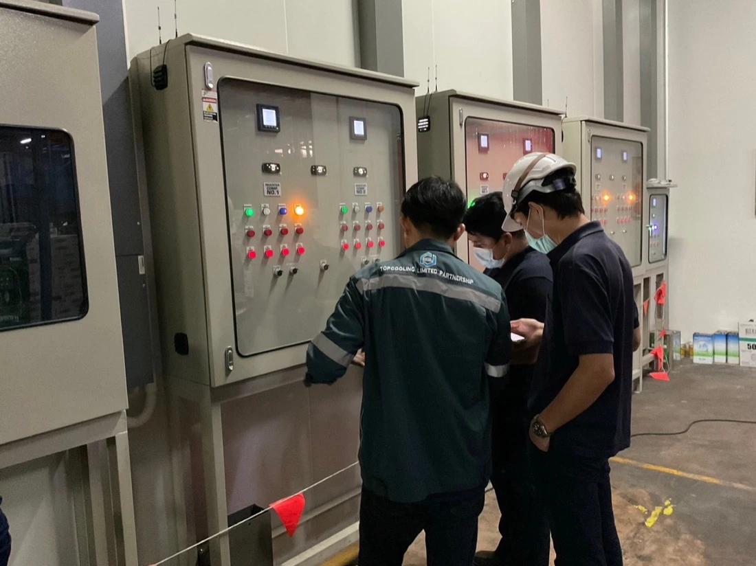 ทีมงาน TOPCOOLING พูดคุยรายละเอียดร่วมกันหน้าตู้ควบคุมระบบทำความเย็น